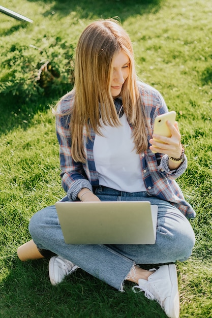 Schöne Frau SMS auf dem Handy