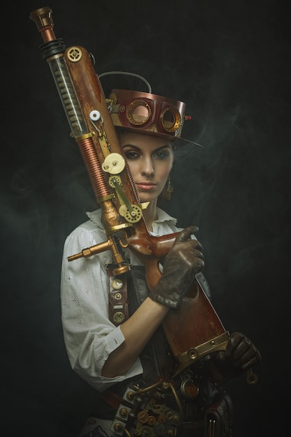 Schöne Frau Steampunk in den Armen.