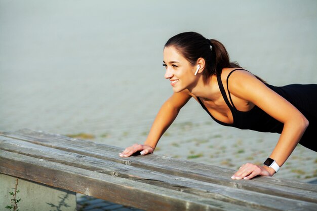 Schöne Frau treibt Fitness im Freien