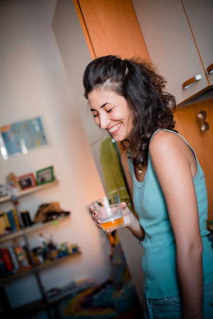 schöne Frau trinkt Bier