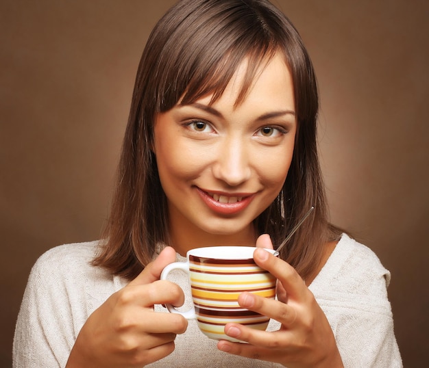 Schöne Frau trinkt Kaffee