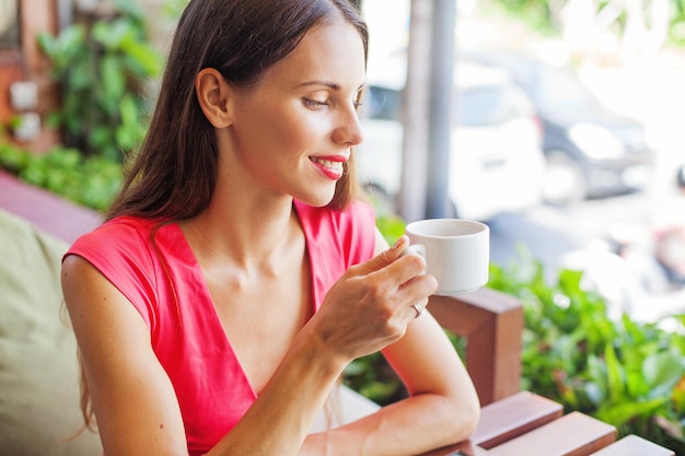 Foto schöne frau trinkt kaffee