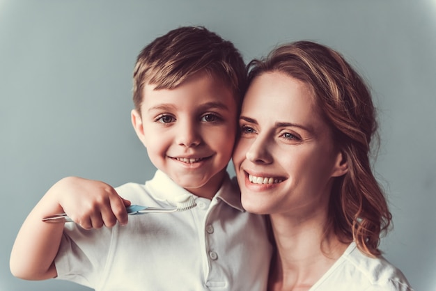 Schöne Frau und ihr süßer kleiner Sohn umarmen sich.