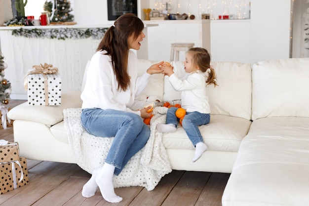 Schöne Frau und Tochter an Weihnachten