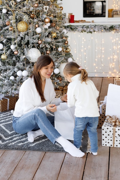 Schöne Frau und Tochter an Weihnachten