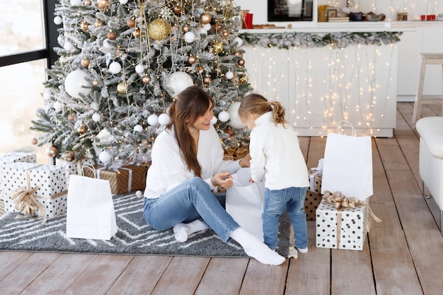 Schöne Frau und Tochter an Weihnachten