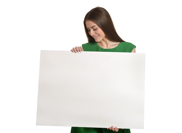 Schöne Frau und weißes Schild oder Exemplar für Slogan oder Text isoliert auf weißem Hintergrund