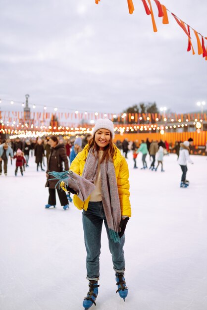 Schöne Frau viel Spaß, aktives Eislaufen. Winterurlaub Konzept.