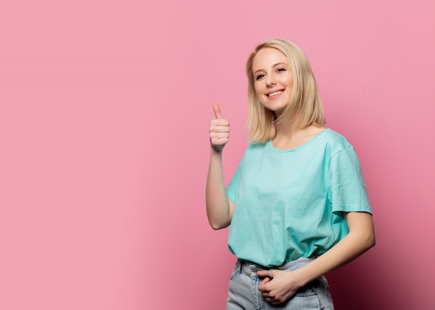 Schöne Frau zeigen OK Geste auf rosa Wand