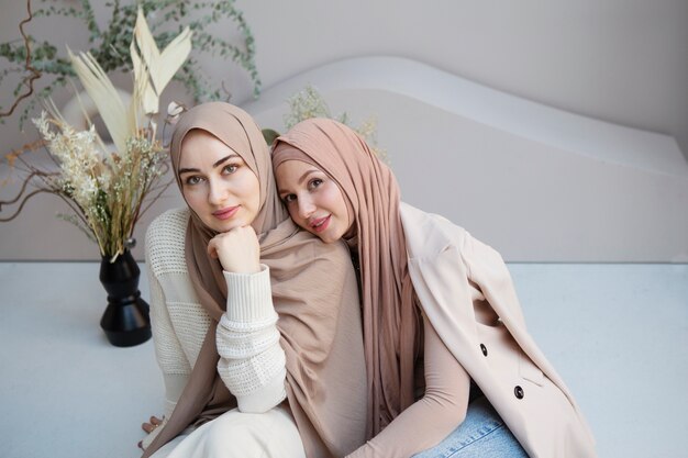 Foto schöne frauen, die hijab tragen