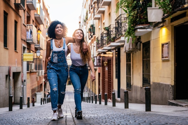 Schöne Frauen, die Spaß auf der Straße haben.