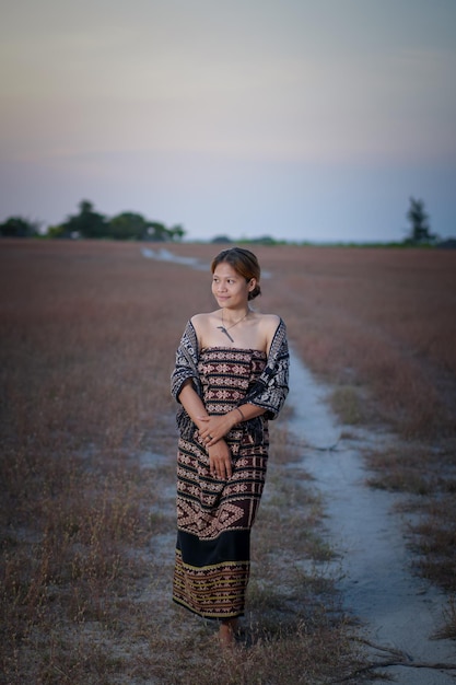 schöne frauen, die traditionelle kleidung von der indonesischen insel sabu tragen