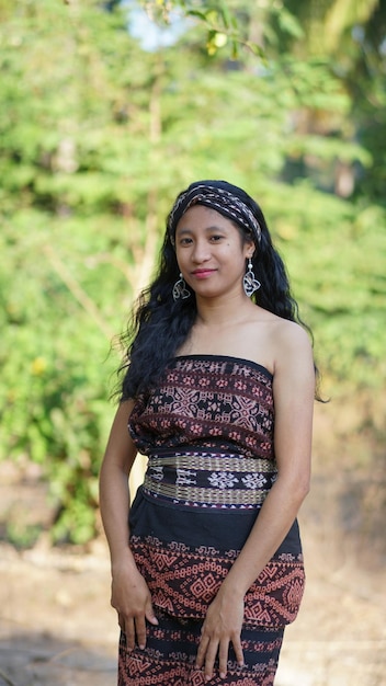 schöne frauen, die traditionelle kleidung von der indonesischen insel sabu tragen