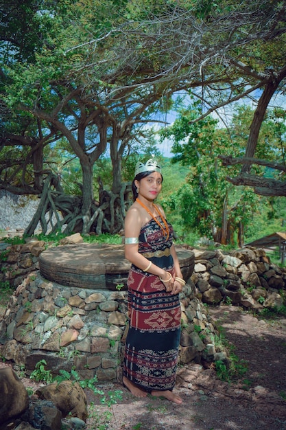 schöne frauen, die traditionelle kleidung von der indonesischen insel sabu tragen