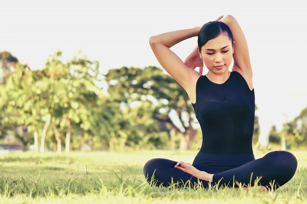 Schöne Frauen erhalten Gesundheit mit Yoga-Übungen.