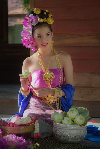 Schöne Frauen im alten Lanna-Stil in Nordthailand gekleidet.