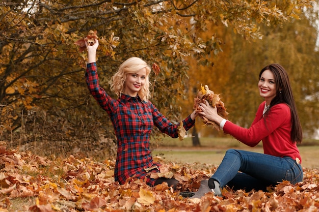 schöne Frauen im Herbstpark