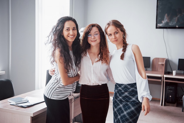 Schöne Frauen in den Büroräumen am Arbeitsplatz