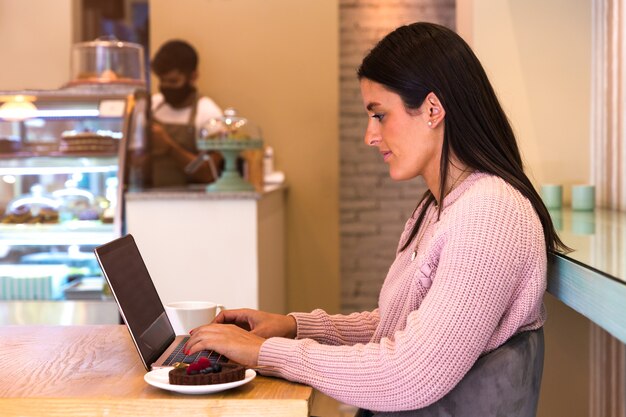 Schöne Frauen mit Laptop im Coffee Shop