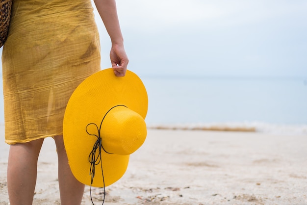 Schöne Frauen reisen im Sommer allein am Strand. Meer und Sand.