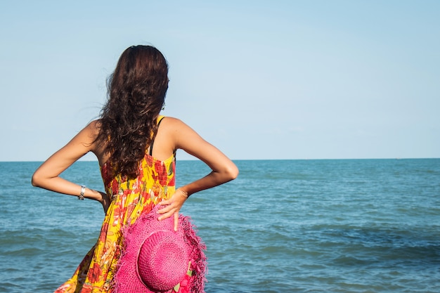 Schöne Frauen stehen am Strand