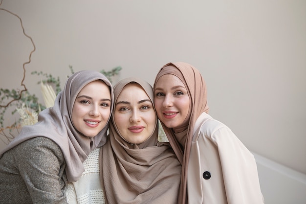 Schöne Frauen tragen einen Hijab