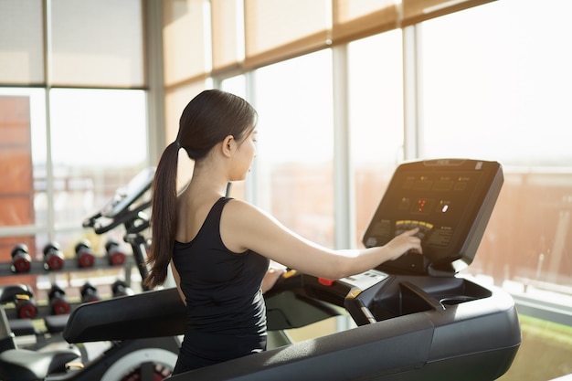 Schöne Frauen trainieren mit Laufband im Fitnessstudio, Sport-Fitness-Konzept