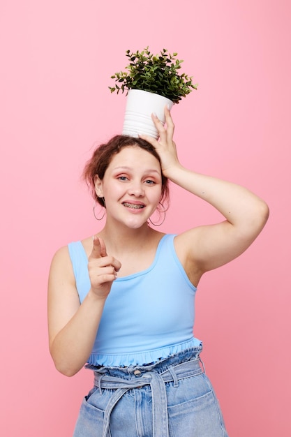 Schöne Frauenblume im weißen Topf, der Emotionen aufwirft, isolierte Hintergründe unverändert