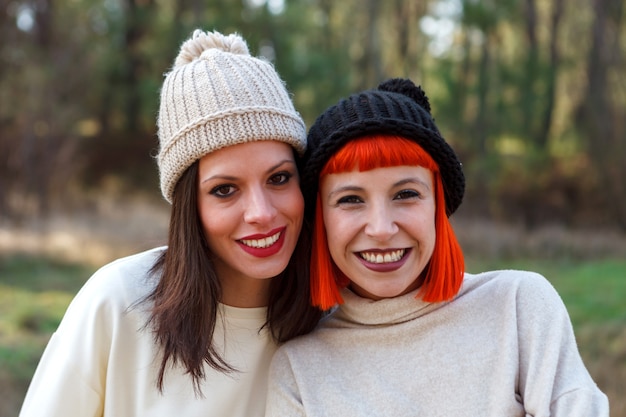 Schöne Freunde im Wald