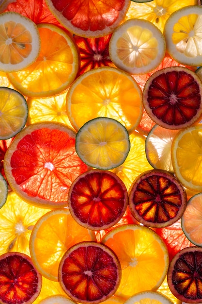 Schöne frisch geschnittene gemischte Zitrusfrüchte wie Hintergrund, Konzept der gesunden Ernährung, Diät, Draufsicht
