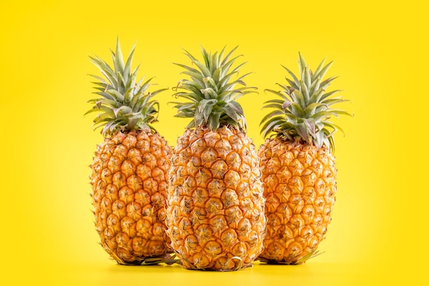 Schöne frische Ananas isoliert auf hellgelbem Hintergrund Sommersaison Obst Design Idee Muster Konzept Kopierraum Nahaufnahme