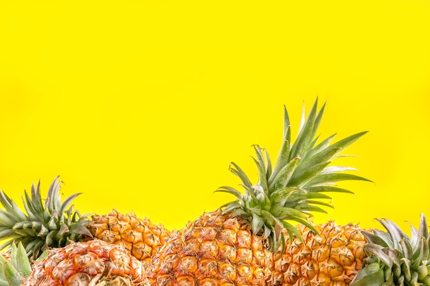 Schöne frische Ananas lokalisiert auf hellgelbem Hintergrund