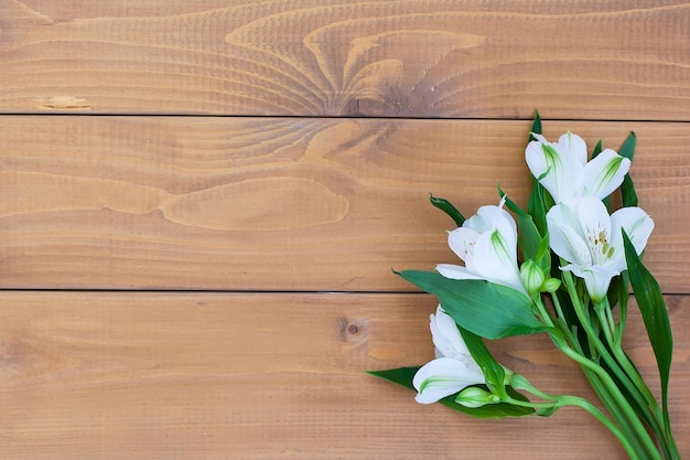 Schöne frische Blumen und Scheren auf hölzernen Hintergrund Blumenarrangement Frühlings-moderner Blumenstrauß Manuka Alstroemeria Eustoma Eukalyptus auf hölzerner Fensterbank Stimmungsvolles Bild