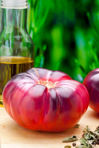 Foto schöne frische mar azul marazul tomaten es ist eine neue und köstliche tomatensorte südspanien mittelmeer