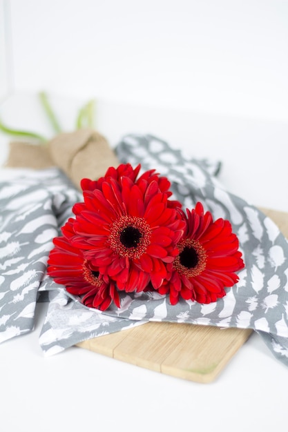 Schöne frische rote Blumen auf hellem Hintergrund