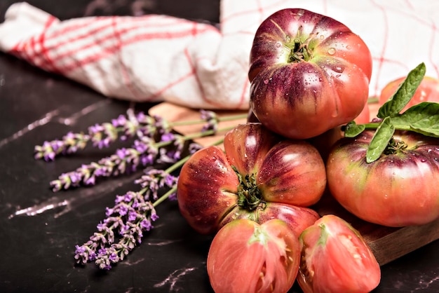 Schöne frische Tigertomaten auf dunklem Hintergrund