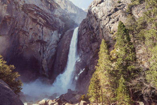 Schöne frühe Frühlingslandschaften im Yosemite-Nationalpark, Yosemite, USA