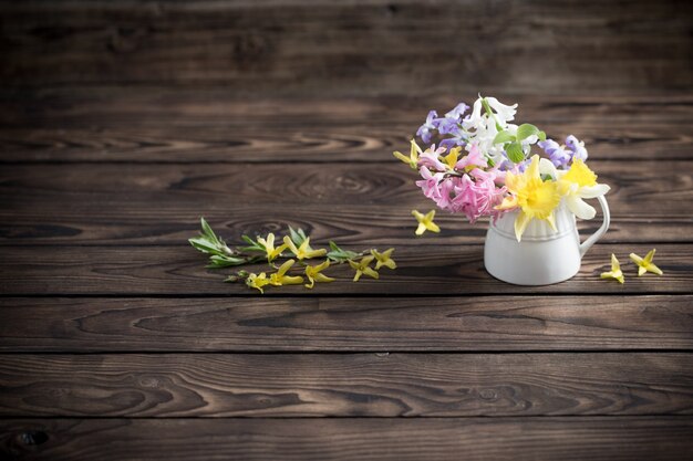 Schöne Frühlingsblumen auf dunklem altem hölzernem Hintergrund