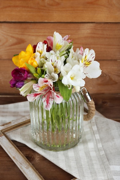 Schöne Frühlingsblumen auf hölzernem Hintergrund