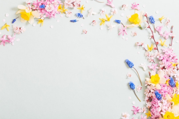 Foto schöne frühlingsblumen auf papier