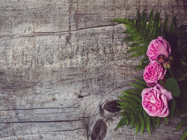 Schöne Frühlingsblumen, die auf schäbigen Brettern liegen