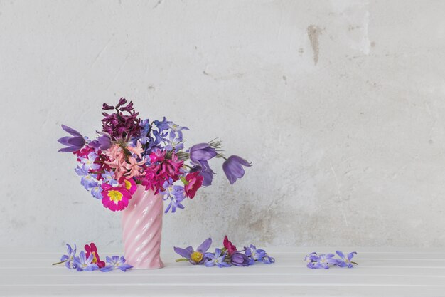 Schöne Frühlingsblumen in der rosa Vase