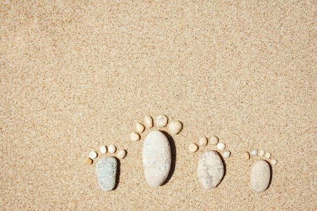 Schöne Fußabdrücke im Sandseenaturhintergrund