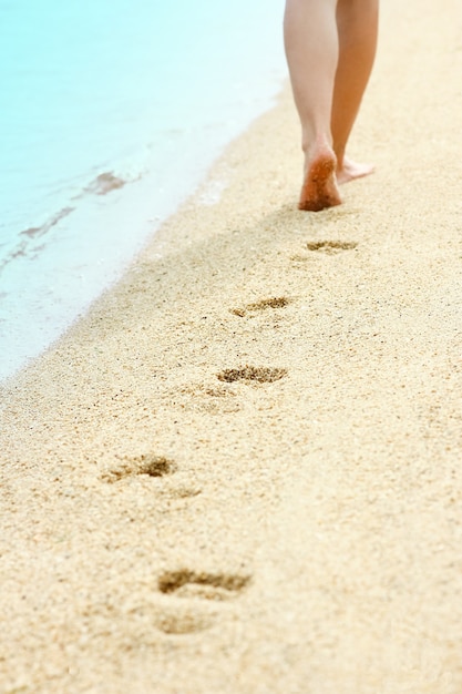 Schöne Fußspuren im Sand am Meer