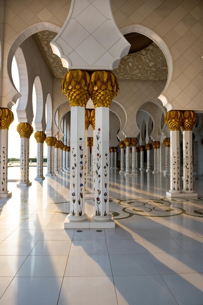 Schöne Galerie der berühmten Sheikh Zayed White Moschee in Abu Dhabi, Vereinigte Arabische Emirate