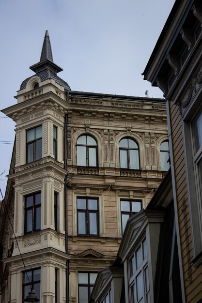 Schöne Gebäude in Riga, Lettland. Wandern in Riga im März 2020.