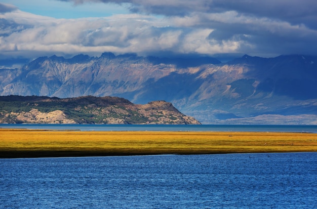 Schöne Gebirgslandschaft entlang der Schotterstraße Carretera Austral in Südpatagonien, Chile