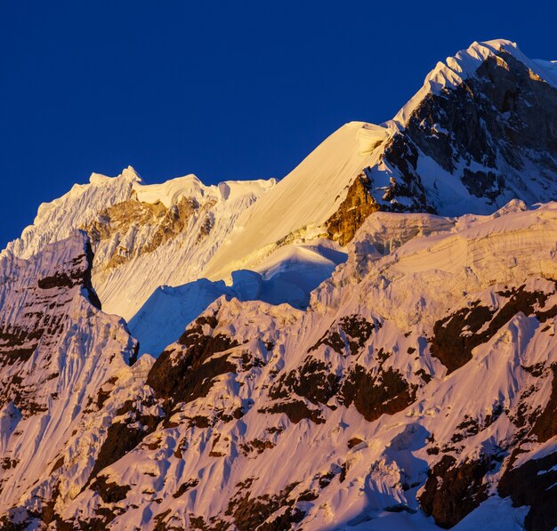 Schöne Gebirgslandschaften in Cordillera Huayhuash, Peru, Südamerika