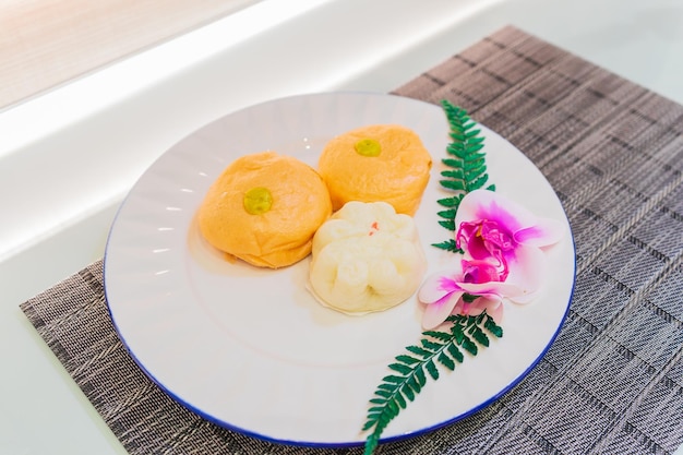 Schöne gedämpfte Brötchen auf Keramikplatte