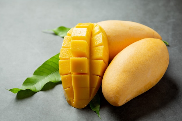 Schöne gehackte reife Mango auf dunkler Holzoberfläche